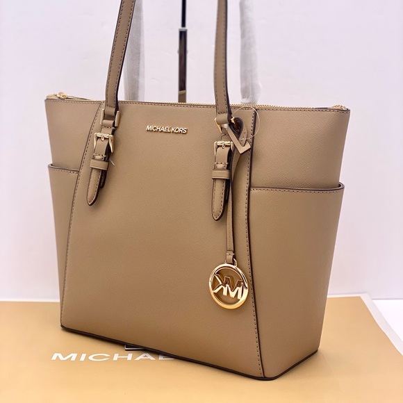 MICHAEL KORS CHARLOTTE
LARGE TOP ZIP TOTE SHOULDER BAG CAMEL COLOR - Picture 9 of 11